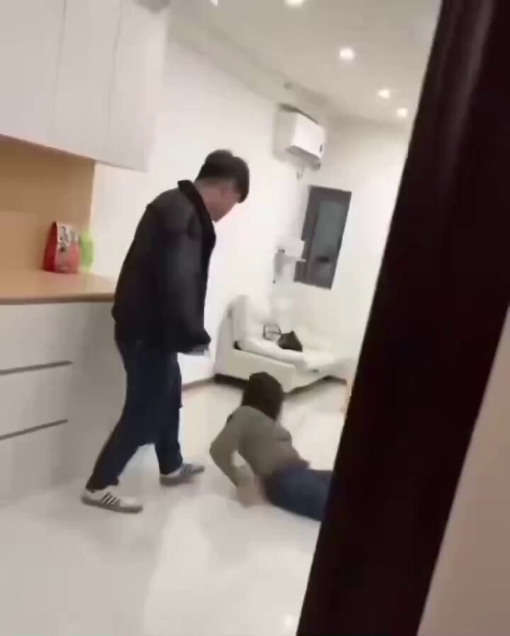 厨房惊魂！黑衣男猛扑美女倒地狂拖，翘臀尽露超刺激