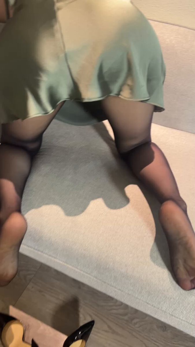 ストッキング尻のバック！指で濡れた穴を激しくほじくり潮吹き絶頂