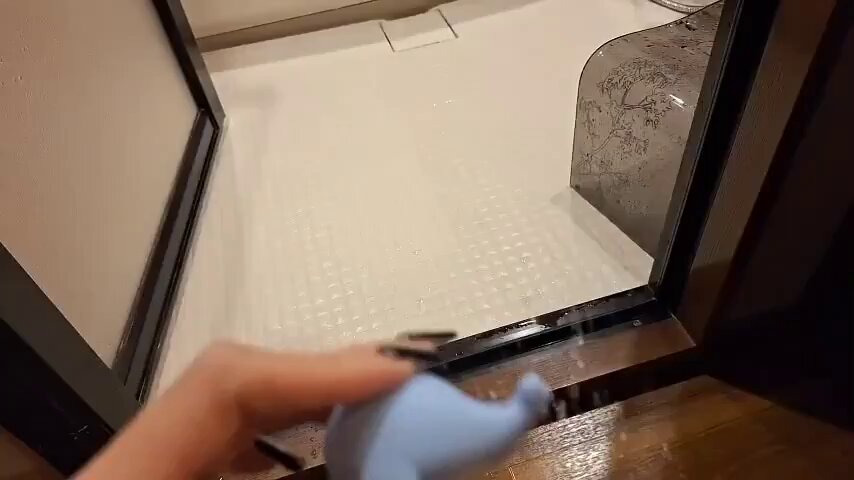 浴室玩弄蓝鲸玩具自慰高潮喷水！湿漉漉手指狂揉骚穴