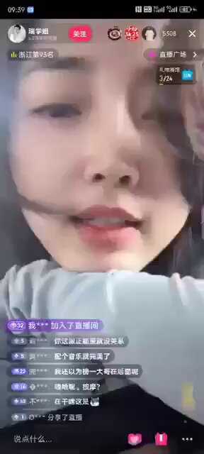 淫らな配信者・阿甄が顔をカメラに密着、超至近距離で誘惑　唇と舌で挑発し「でっかいチンコを食べたい」と囁く