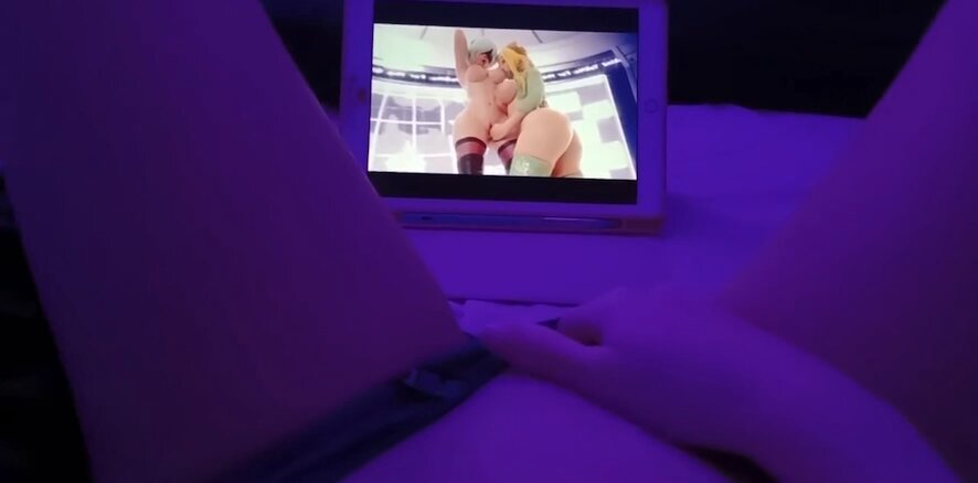 iPad边看金发丝袜妹狂野性爱边猛撸鸡巴高潮喷射！