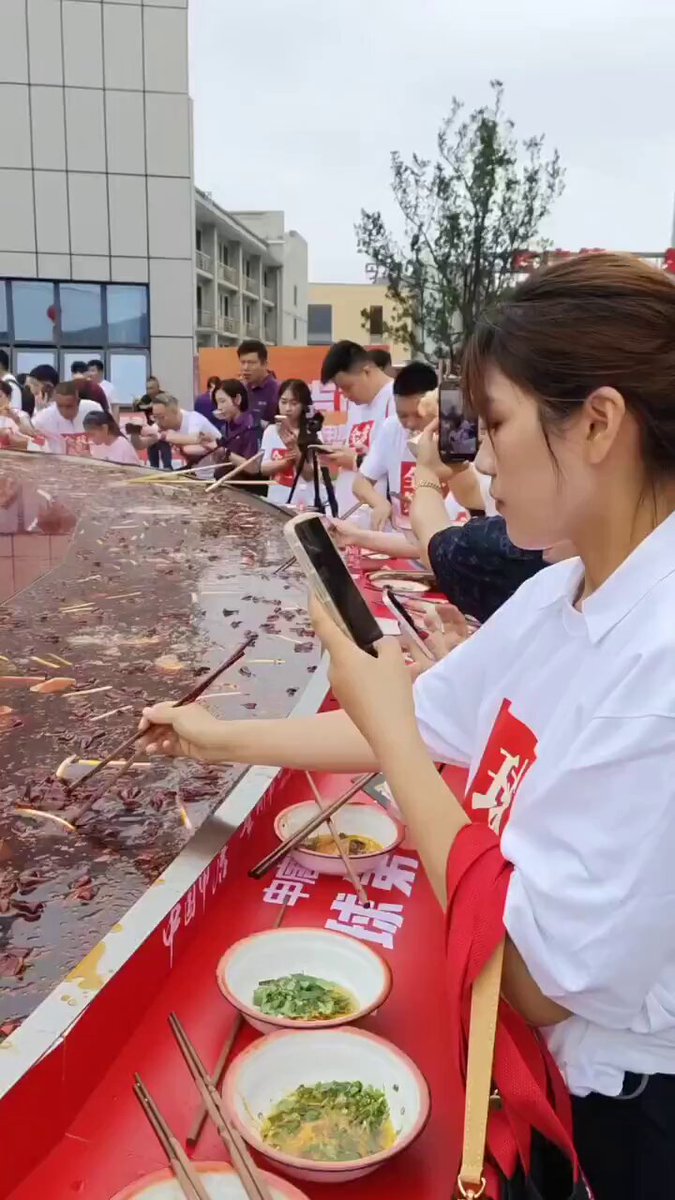 中国推出一个号称万人火锅的活动。 这一大锅总共连续6天让大家一起来吃。 
