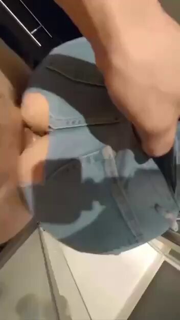 終於和螢幕那頭聊了好久的粉絲見面～ 特意來到提前開好的房間，比想像中的還要刺激，按照之前約定把牛仔褲剪了個洞，這樣他抓著我後入就更方便了呢...