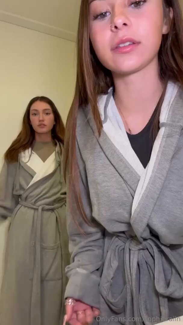 Robe Tease Strip Show! Sisters' Perky Butts and Huge Breasts Swaying Wildly, 123av.fun Super-Hot Duo Wet Play