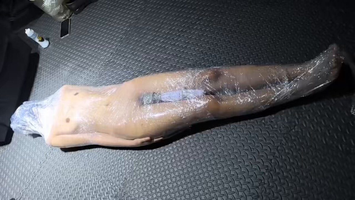 全身窒息，所有毛孔暂停呼吸感官放大。

 
 
 