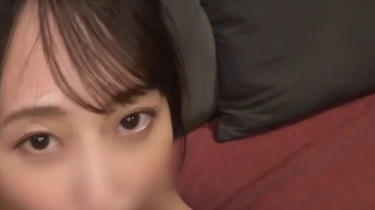 床上娇喘美女特写！湿润眼神勾魂诱惑高潮