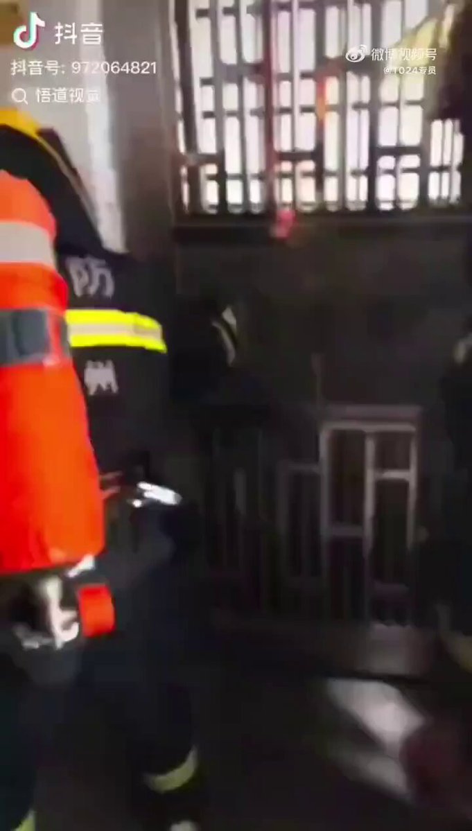 消防员破门而入！紧身制服下巨乳摇晃狂喷水灭火高潮