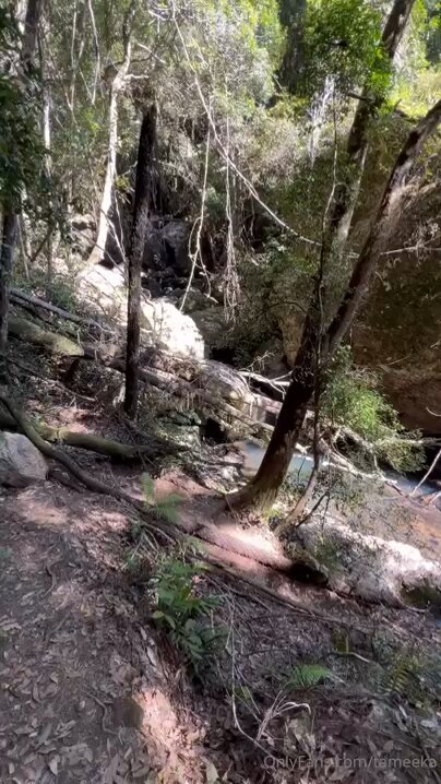 ジャングル野外プレイ！巨乳美女がディープスロートで巨大チンポを咥え、バックから激しく突かれる