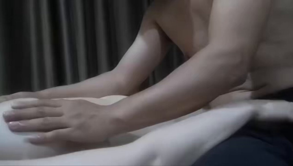 背着老公偷偷来按摩的少妇调弄的不要不要的！少妇实在受不了！加钱让男技师脱下裤子！少妇主动口交 最后被男技师内射中出！ 