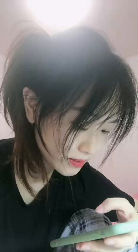 大学室友发给我这张旧照片……和大学室友彻夜聊天，时间仿佛一下子被拉回到学生时代
我想我会永远记得在那个熄灯的晚上，两个女孩坐在一起，透过不大...