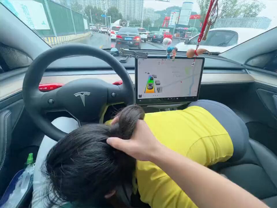 テスラでの車内セックス！美女がハンドルにうつ伏せにされ、巨乳を激しくつかまれ揉まれる