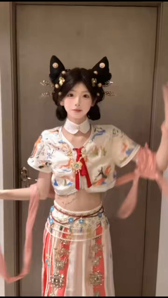 Cat‑ear Hanfu Girl Dancing at the Door, Navel‑Baring Hip‑Swaying Temptation Overload!