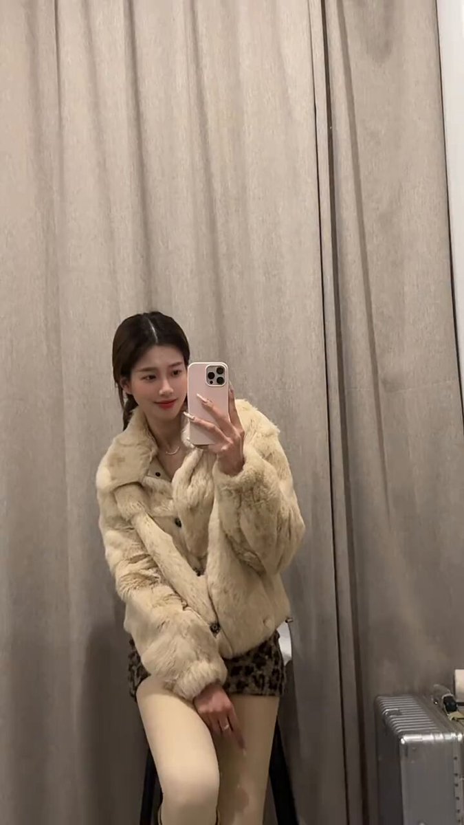 试衣间美艳美女自拍诱惑！豹纹短裙肉丝袜翘臀大秀123av.fun