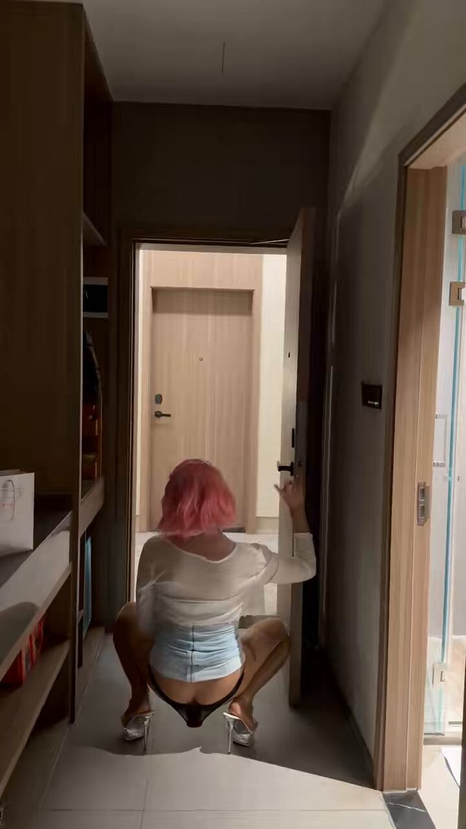 Cô bé này táo bạo quá khi phô bày cơ thể của mình... khiến tôi hơi lo lắng... hahaha...



 