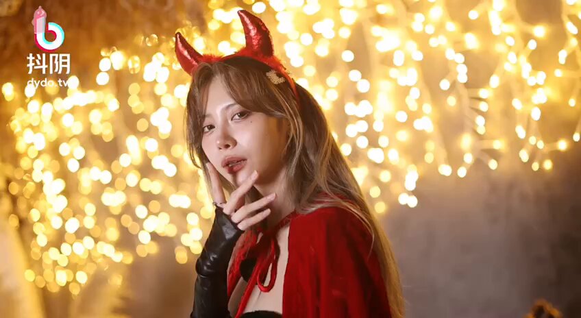 平安夜淫乱！12.25抖阴首播，骚货喷奶挨操内射，翻白眼！  