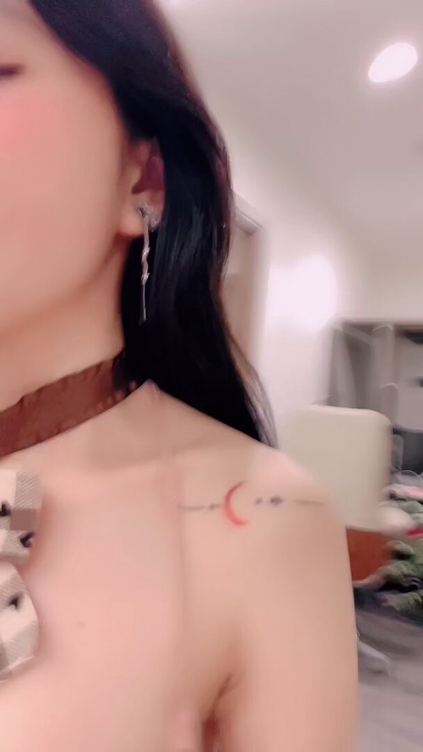 タトゥー美女が巨乳を露出！犬用リードとリボン首輪の誘惑 — 123av.fun