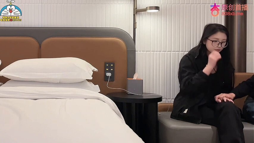 #บริการถึงบ้าน #บริการนอกสถานที่ #เดินเล่นริมถนน #ย่านโคมแดง วันนี้ฉันเจอสาวนักศึกษาใส่แว่น หน้าอกของเธอยังเล็กอยู่เลย แถมยังทำออรัลเซ็กซ...