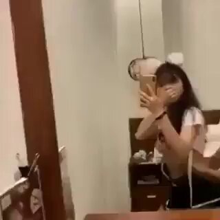 黒く長い直毛の美女が鏡の前でセルフタッチして胸を露出 — 超誘惑！123av.fun独占