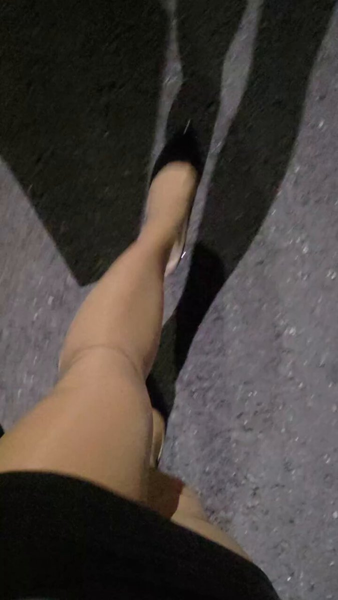 黑丝美女高跟短裙POV腿玩诱惑，123av.fun独家夜色撩人！