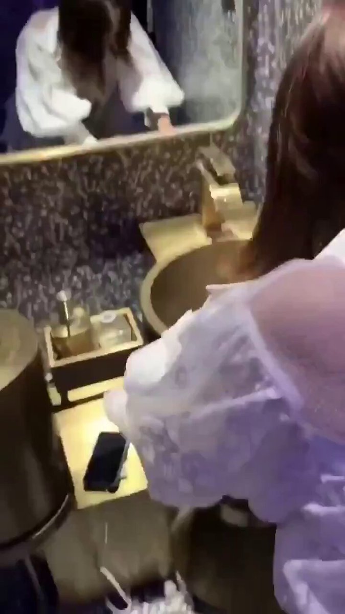 浴室のシースルードレスの誘惑