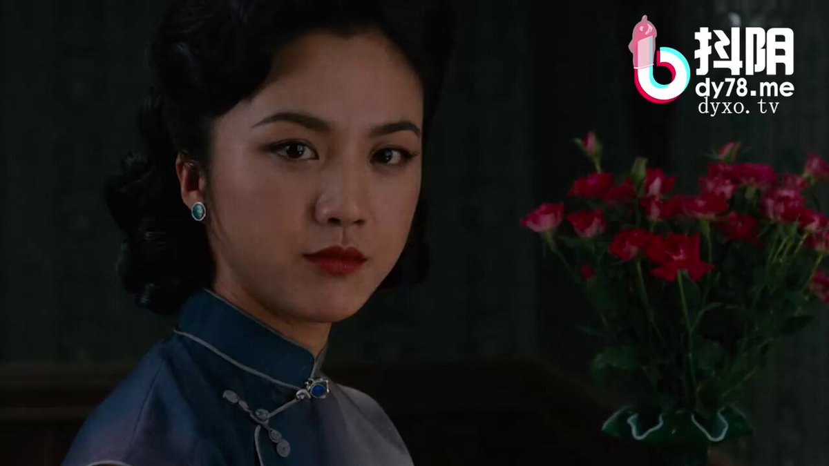 AI成人版《色·戒》——一场专属于你的禁忌沉沦之旅。

她饱满肿胀的大阴唇向两侧翻开，厚实的嫩肉充血得发紫，表面覆满晶亮的黏液，在昏黄灯光下反射...