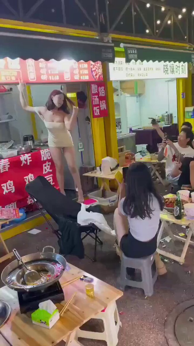 Hot Girl at Night Market BBQ Performs Ultra-Revealing Dance! Huge Breasts and Perky Butt Gyrate, Sparking a Crowd!