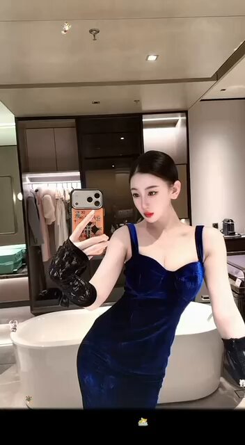 酒店浴缸边黑丝长手套美女诱惑自拍，深V紧身裙翘臀摇曳