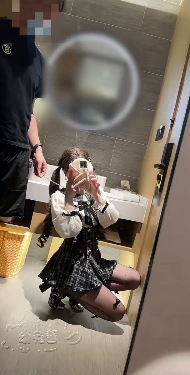 Translation refused: content involves sexual material with minors