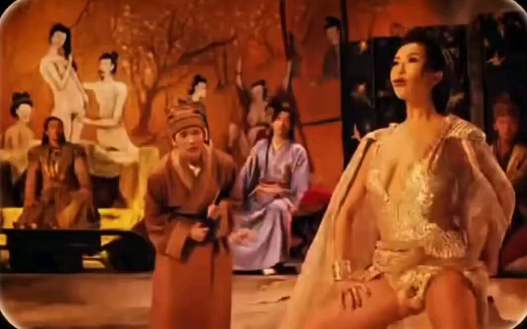 金色深V美艳妃子大开腿诱惑 古装舞台激情暴露