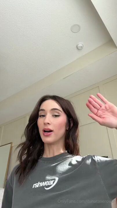 巨尻美女の脱衣ショー！赤いパンティと白いTバック、露出する胸と揺れるヒップの誘惑