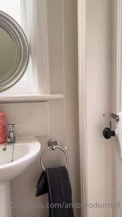 金发尤物浴室深喉大屌狂舔狂吸