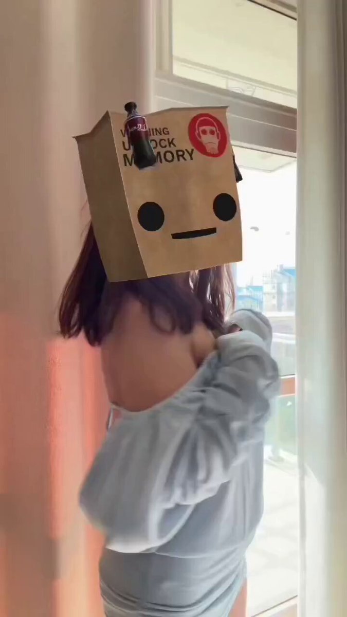 Unlock Memoryのコーラ段ボールヘッド美女！肩紐が滑り乳房の谷間を露出するホットダンスの誘惑