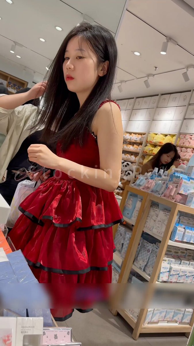 Miniso店红裙美女弯腰露黑丝美腿内裤诱惑