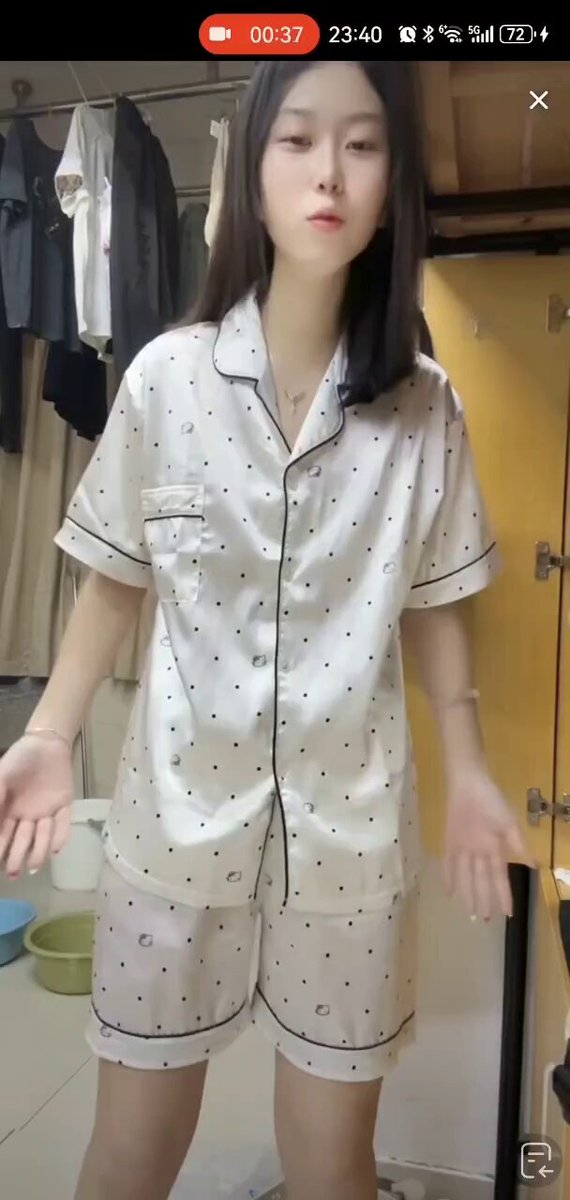 女大学生宿舍走光 