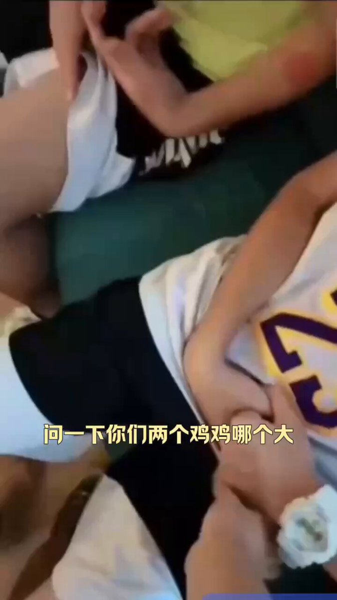 姐姐今天穿的太诱惑了 雪白的皮肤本来就很诱人了 今天穿着jk短裙加黑丝。按耐不住的弟弟最后还是当着众人的面成功操了自己的黑丝姐姐
（完整视频在...