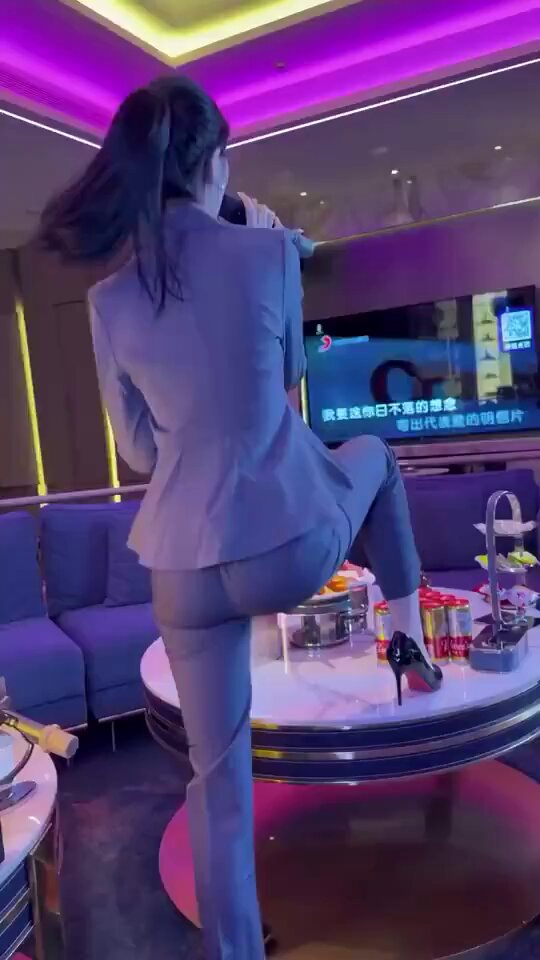 OL美女がKTVでヒップを激しく振る！タイトパンツに包まれた豊かなピーチヒップが超誘惑的