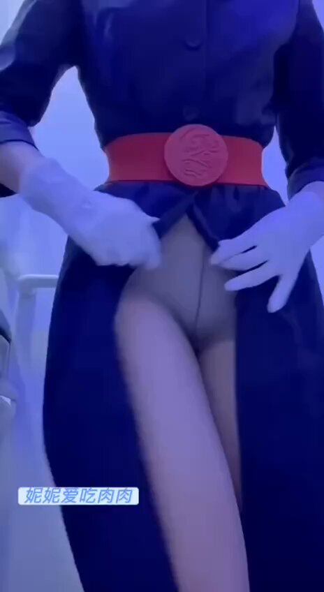 周末还在努力上班中，但是一想到一会儿就飞完了就很开心～

趁着时间充足在洗手间给大家展示一下，对着摄像头掰开下面，感觉好刺激，特别是想到会...