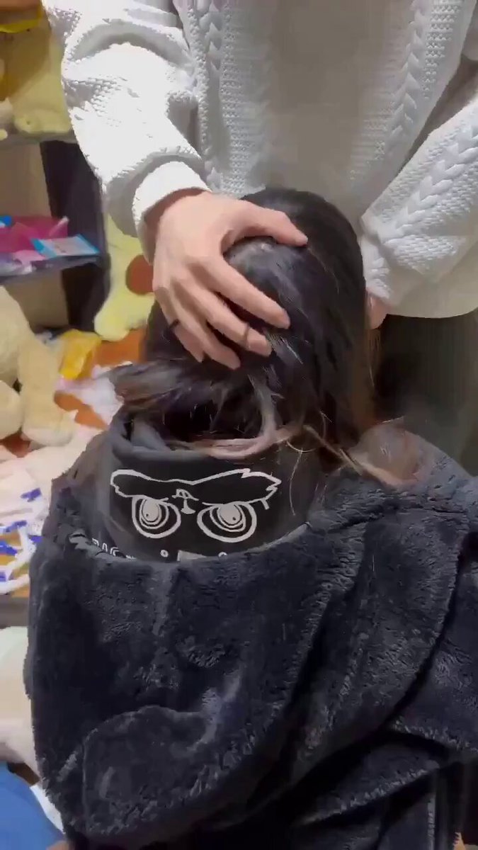 セーターの熟女と黒いローブの少女の激しい場面（編集済み）