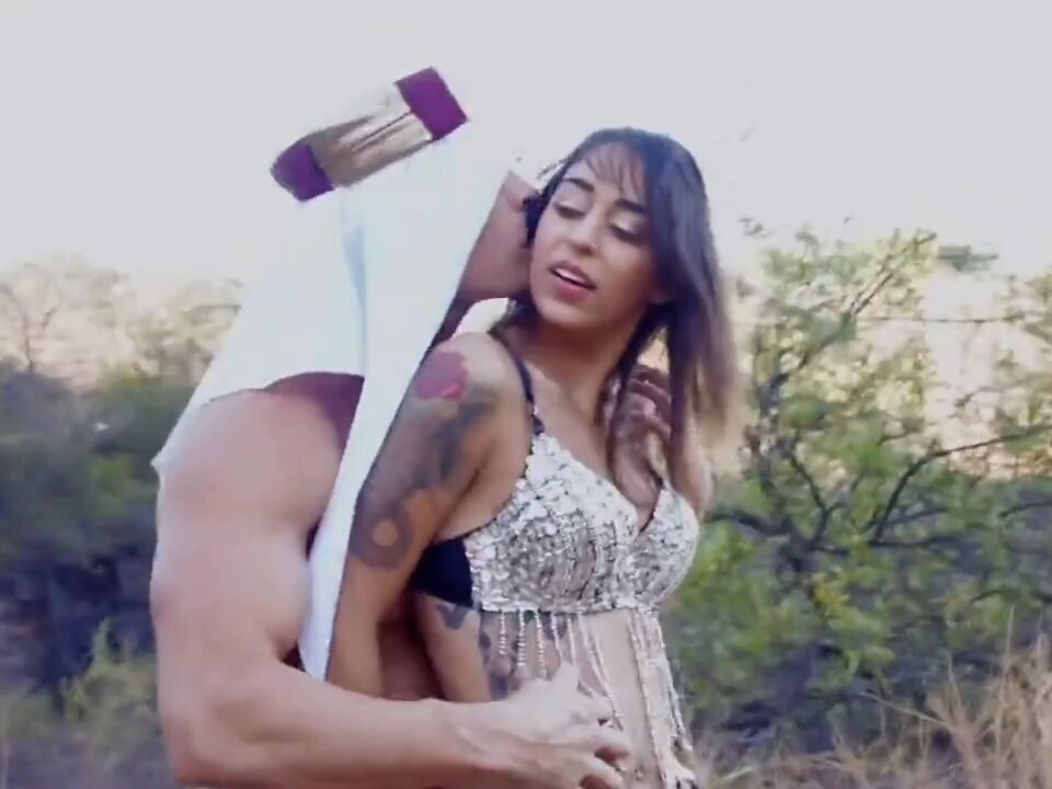 野外纹身辣妹狂舔巨屌深喉吞精