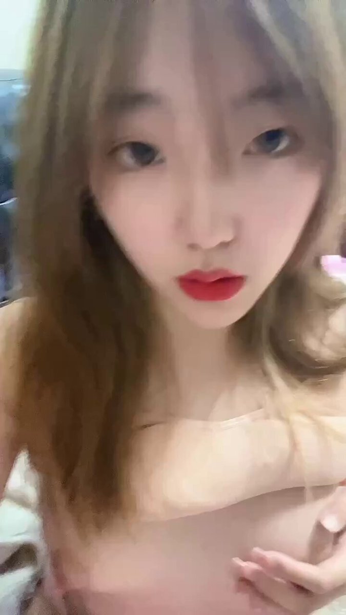 狐狸眼美女大秀巨乳！红唇吐舌调情超诱惑