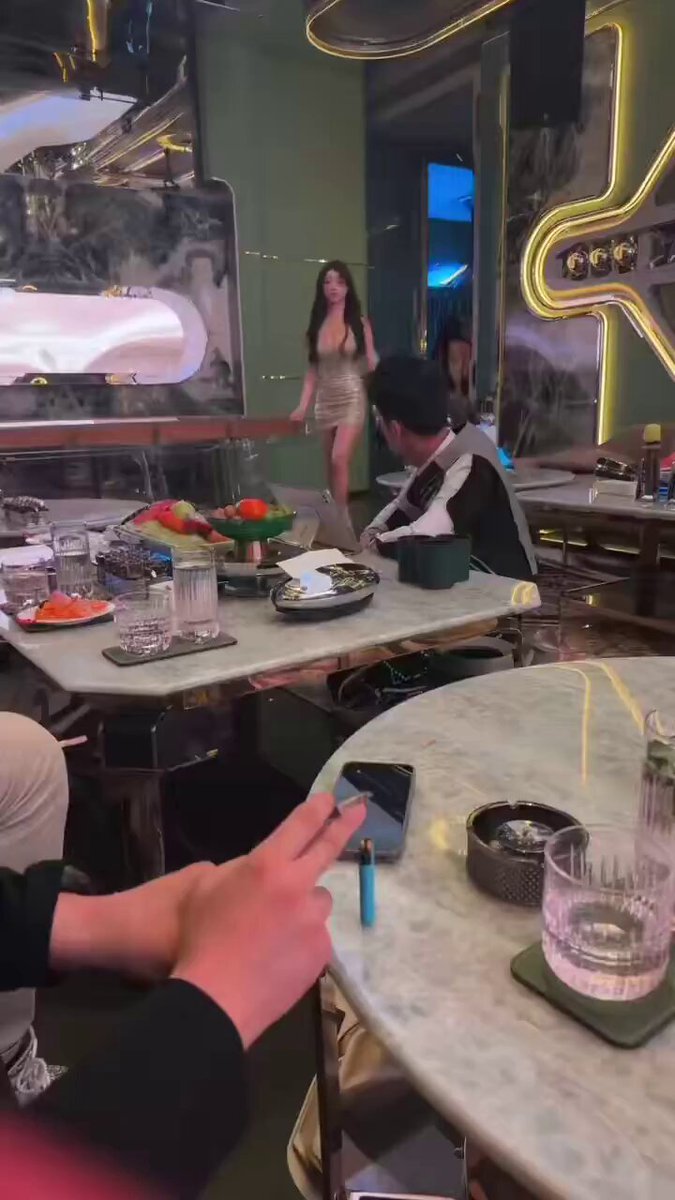 夜店辣妹热舞扭臀！超短裙翘臀诱惑男客狂撩