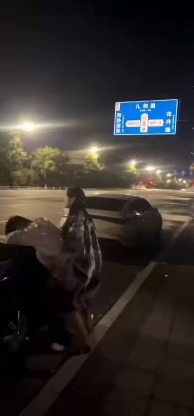 户外马路上被妈妈操，太刺激了，那种想叫又不敢叫的感觉，马路上来往的车辆特别多，还有外卖小哥盯着看，哈哈哈哈！
#四爱 #户外




 