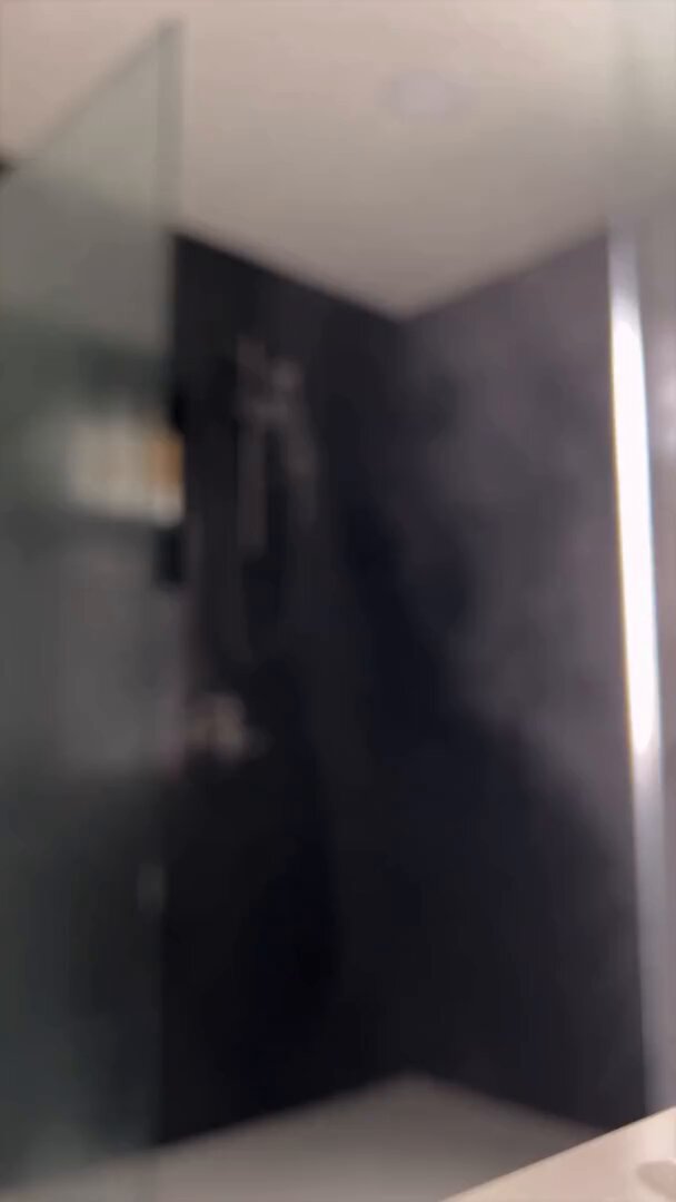 ガラス張りの浴室で全裸セルフオナニーするセクシー美女 — 豊満なバストとプリッとしたヒップの誘惑