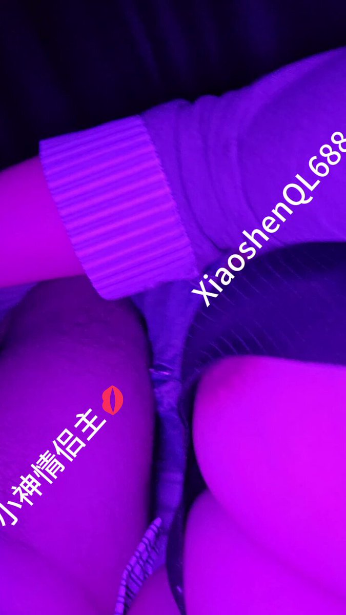 小莊の愛のマジック：紫の光の下でプリッと上がったヒップが巨大なペニスを激しく撫でる！超誘惑のセルフオナニーショー