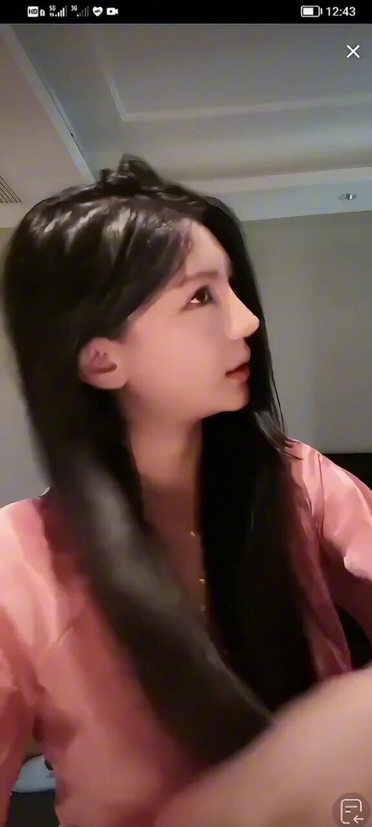 黑长直美女粉色透视睡衣诱惑自拍，露乳沟翘臀摇晃超撩人！