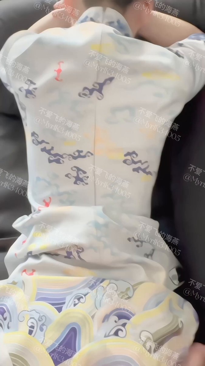 感觉空姐制服配上开裆丝袜，真的是有独特的反差感。

不好意思被你们发现了，这样航班一直都是没穿内裤的。这个粉丝也忍不住了，直接就撕破了丝袜...