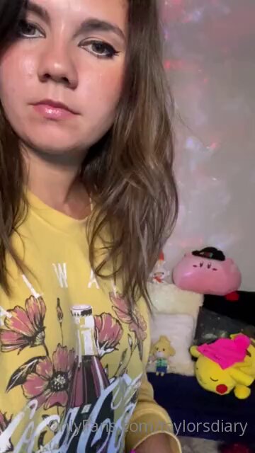 豊満な美女テイラーが服を引き裂き胸を露出して乳を弄る超誘惑！123av.fun独占ホットライブ