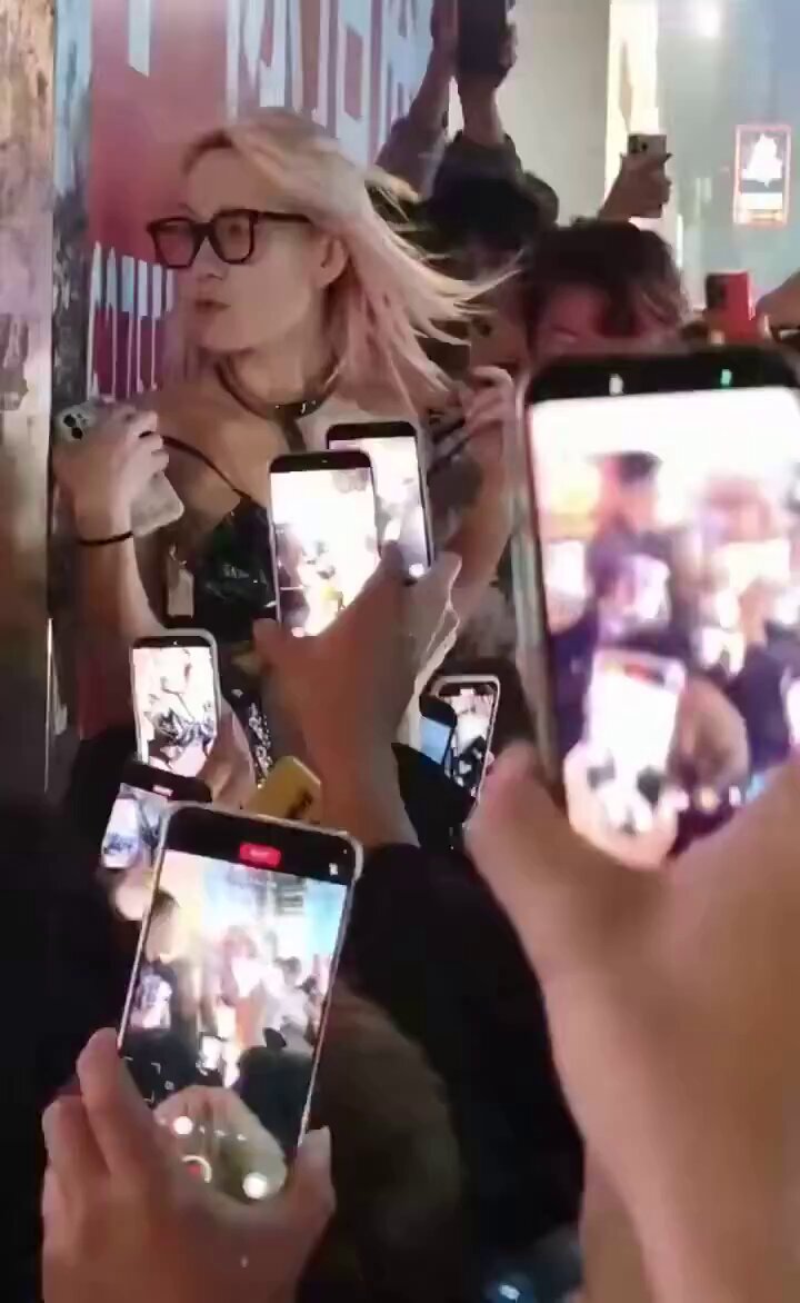 金发辣妹街头围堵狂拍！粉丝手机齐举露点骚浪无限