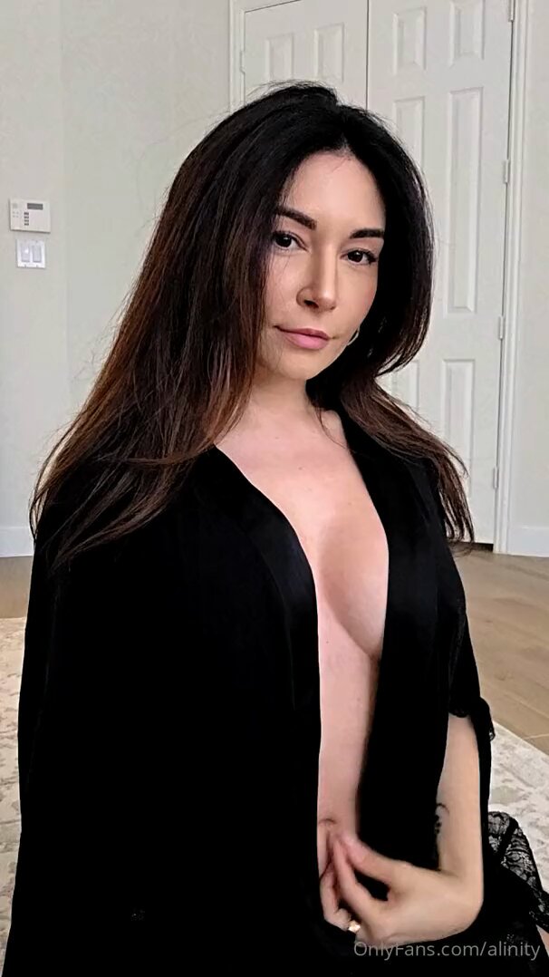 黒ストの寝巻き誘惑！巨乳美女がゆっくりと深Vを開き、豊かな胸がこぼれんばかりに