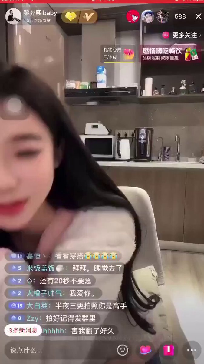 厨房辣妹翘臀坐脸诱惑直播，粉嫩大奶晃荡喷水高潮！